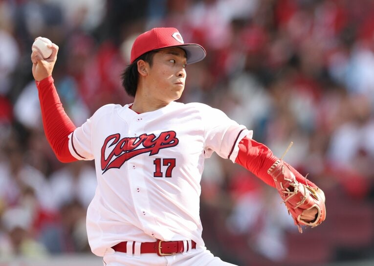 シーズン終盤、ようやく一軍のマウンドに上がった広島1位の常広羽也斗（青学大）　©JIJI PRESS