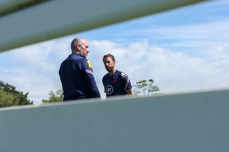 サウスゲイト監督と話し合うイアン・ミッチェル©Getty Images