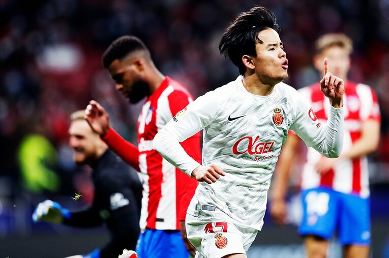 決勝点に喜ぶ久保建英と、悔しがるアトレティコ守備陣。写真を見るだけでもこのゴールの価値がよく分かる ／ photograph by Daisuke Nakashima