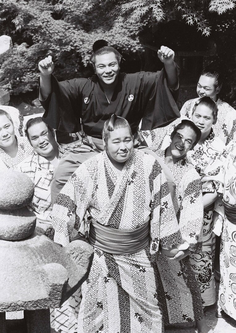 九重部屋の力士たちと横綱昇進を祝う千代の富士　©BUNGEISHUNJU