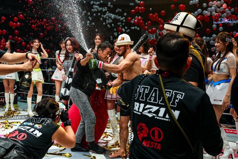 勝利の美酒に酔うシェイドゥラエフ　©RIZIN FF Susumu Nagao