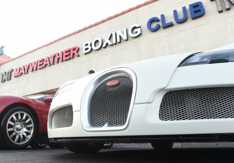 ジム前のパーキングに停められたブガッティ　©Naoki Fukuda