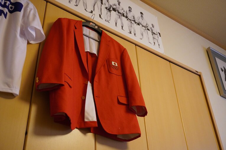 父・仁さんが着用したソウル五輪日本代表選手団の公式ブレザー。息子の活躍を優しく見守っているようだった