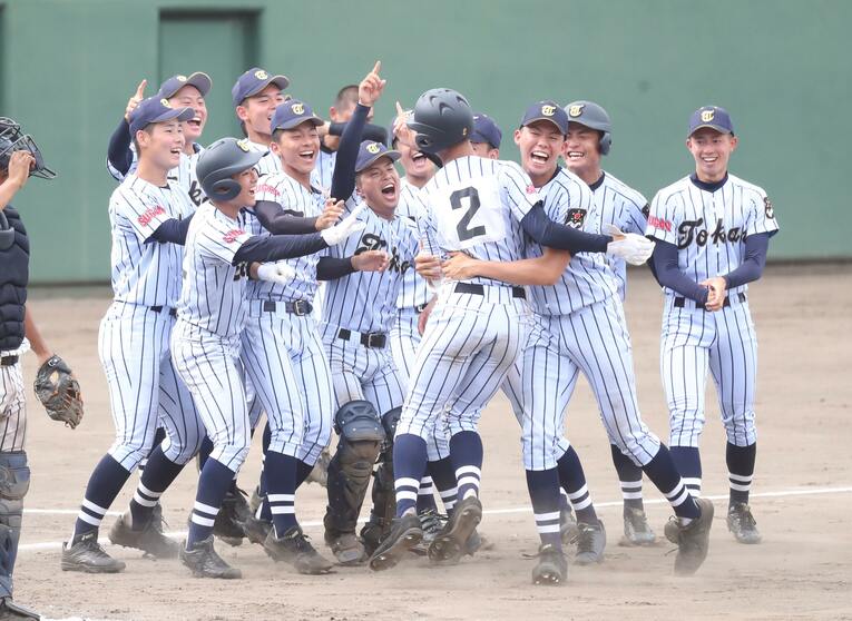 東西東京決戦でサヨナラ勝ちを収めた東海大菅生ナイン　©︎SPORTS NIPPON／JIJI PRESS