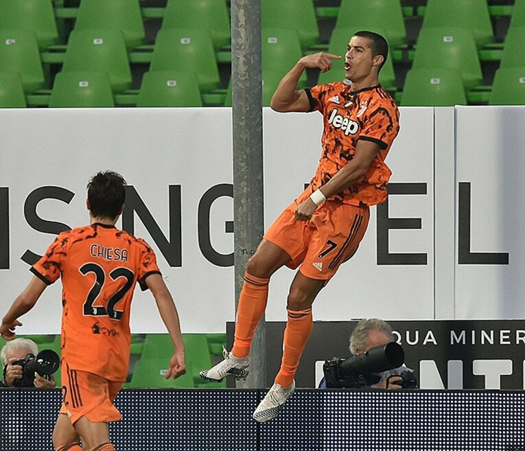 ゴール後、お決まりのパフォーマンスを見せるC・ロナウド©Getty Images