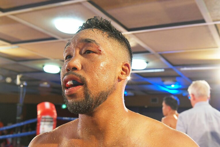 試合終了直後のリング、わずかに切れた目尻から血が滲んでいた　©Kokou Sekine