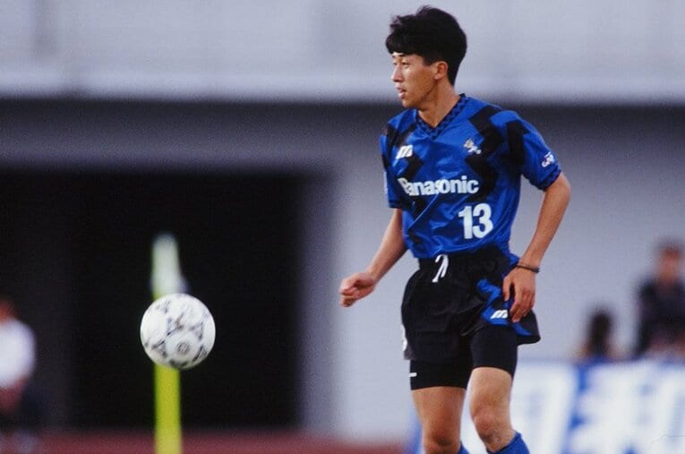 Jリーグ開幕元年にガンバ大阪へ入団した八十祐治は、引退後に弁護士へ転身。Jリーグ30年の歴史で弁護士バッジをつけるのはたった一人 ／ photograph by J.LEAGUE