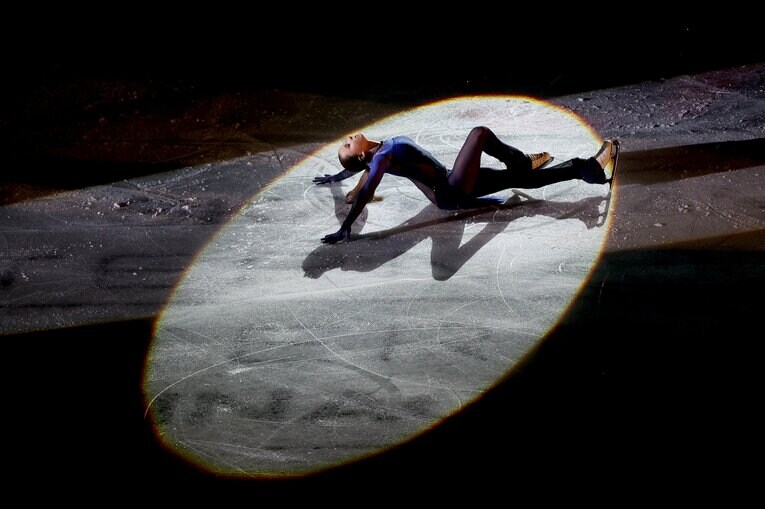 スケートカナダのエキシビションで演技を行うワリエワ