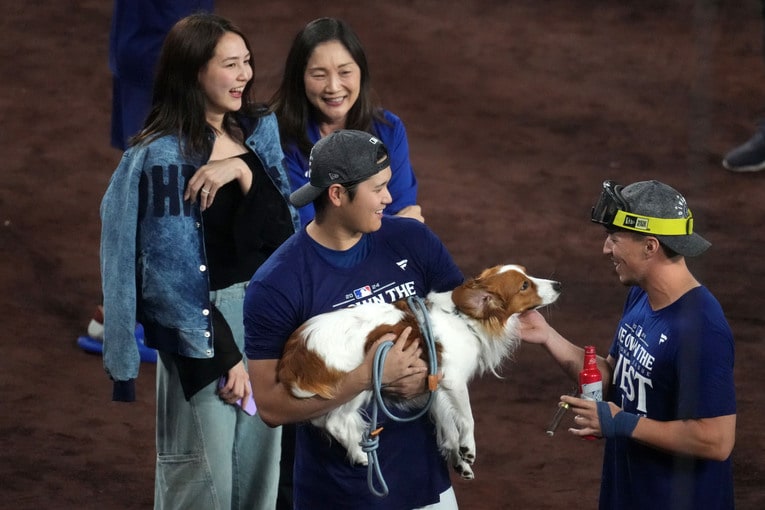 【常勝ドジャースと大谷らの”ステキな日常”／全100枚超】大谷、真美子夫人が見守る中でデコピンに興味津々のエドマン（写真はまだまだ続きます）　©Sipa USA/JIJI PRESS