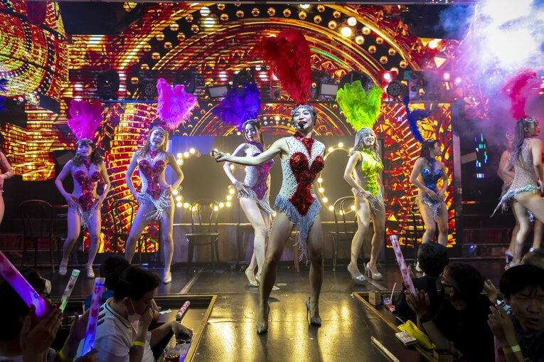 圧倒的な歌唱力で存在感を放ち、バーレスク東京のリーダーも務めるMiiさん