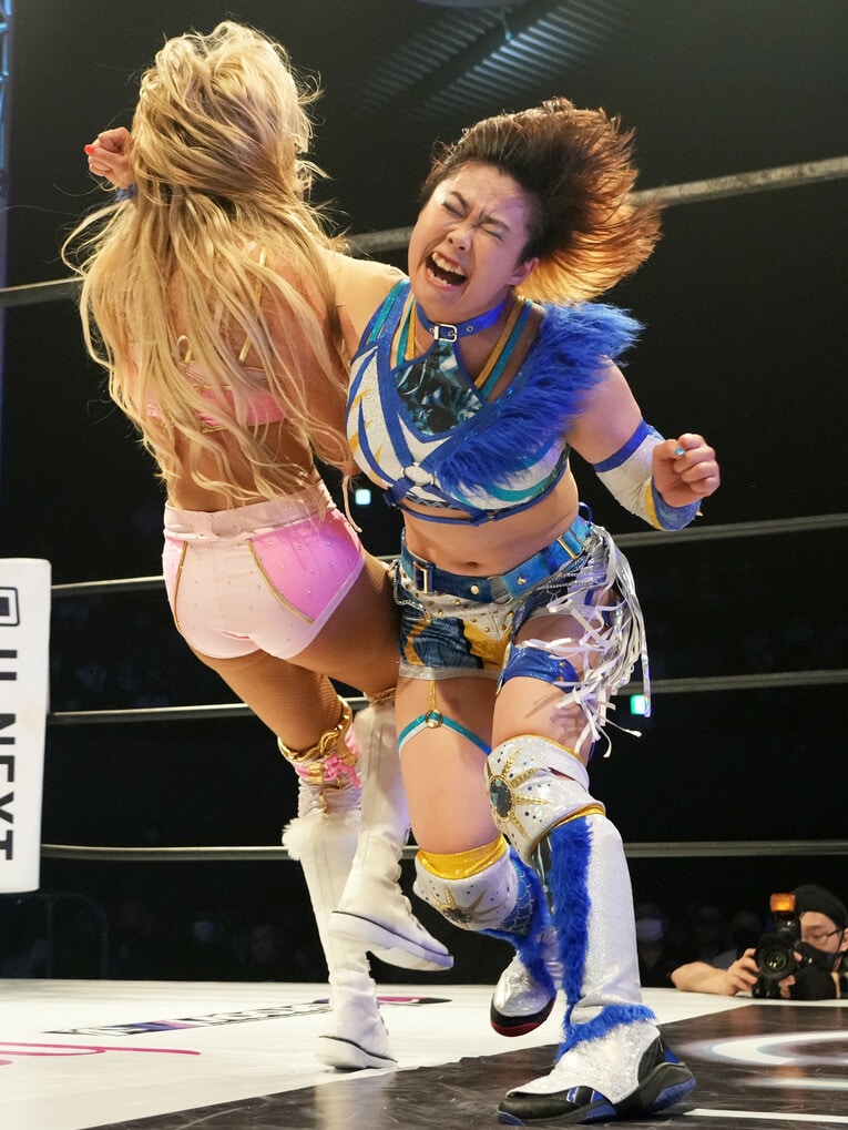 マライア・メイにラリアットを打ち込むMIRAI