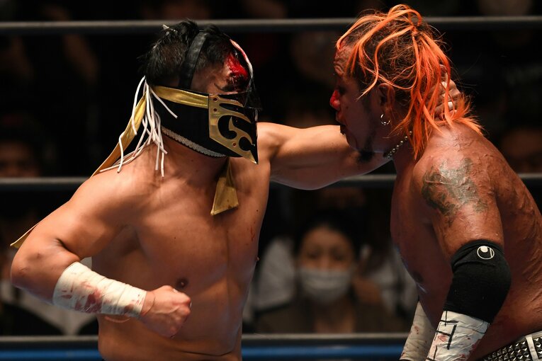 エル・デスペラードと葛西純のエルボーの応酬