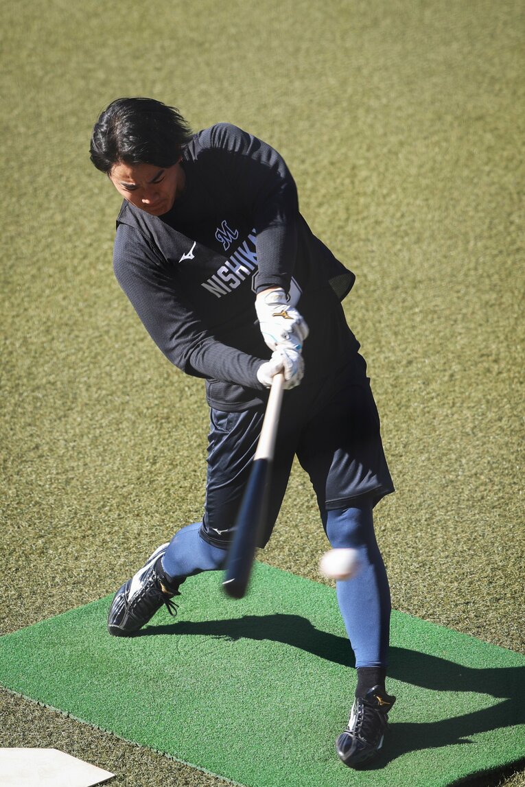 バッティング練習するロッテ・西川史礁。この「回転力」は大きな武器だ　©︎JIJI PRESS