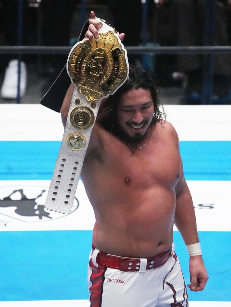 IWGP GLOBAL王座のベルトを掲げる辻陽太　©Essei Hara