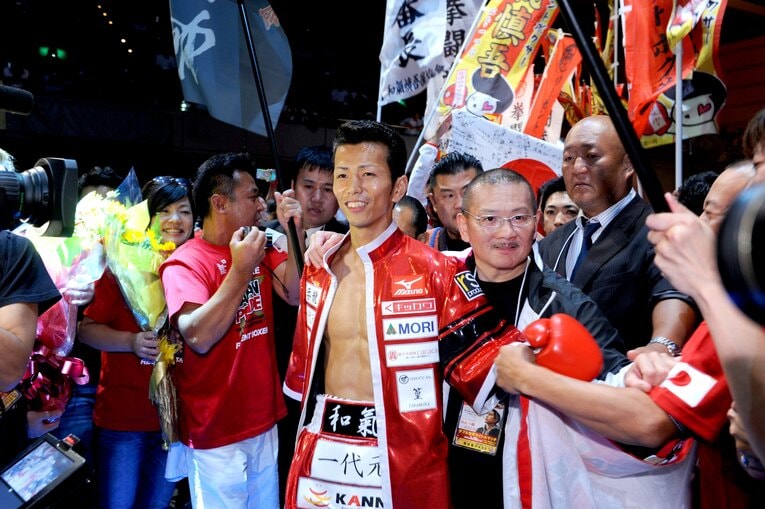 古口会長（右）に連れられリングへ入場する和氣慎吾（写真は2016年IBFスーパーバンタム級王座決定戦）©︎Mikio Nakai/AFLO