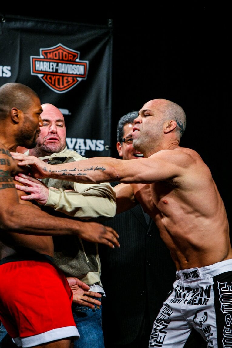 3度目の対戦を前に、公式計量でジャクソンを突き飛ばすシウバ　©Susumu Nagao