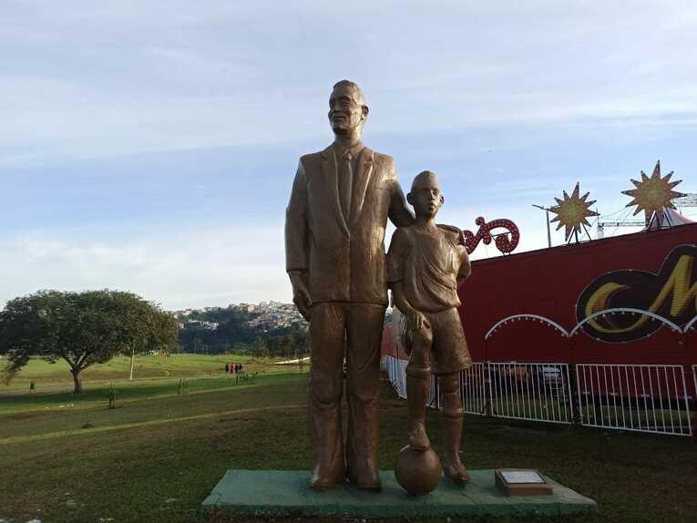 公園にある少年ペレと父ドンジーニョの銅像 ©Hiroaki Sawada