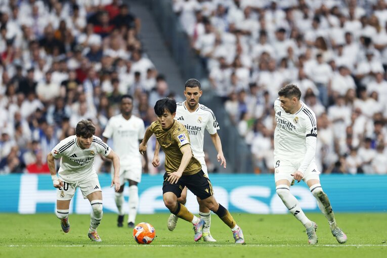 久保建英23歳vsモドリッチ39歳「吹っ飛ばし、抜き去った」後の敬意…“マドリー栄光の10番”涙と笑顔の別れ「好きになった言葉を」(9)