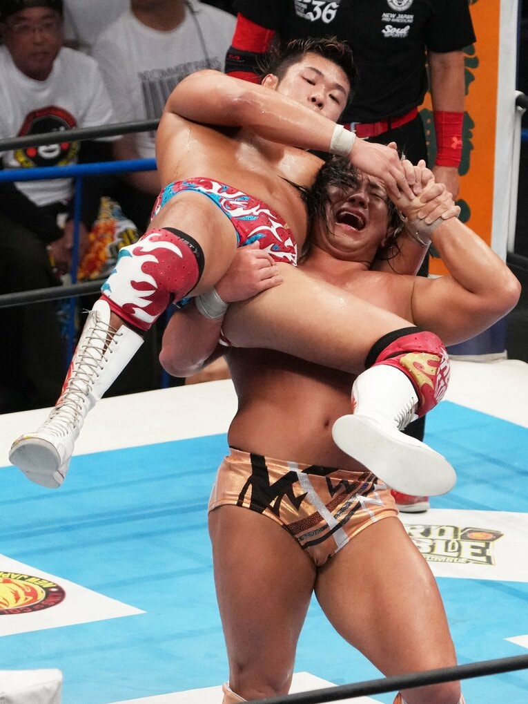 上村優也の足を取って天山式スープレックスを放つ大岩陵平　©Masashi Hara