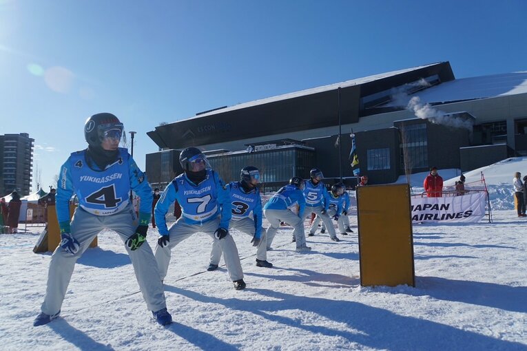 史上最強の雪合戦チーム「でぃくさんズ神出」。スタート時、バックラインをどちらかの足で踏むのがルールだが、でぃくさんズは後ろ足で統一。田村は「その方が並んだとき、カッコいいんで」と説明する　©Kei Nakamura
