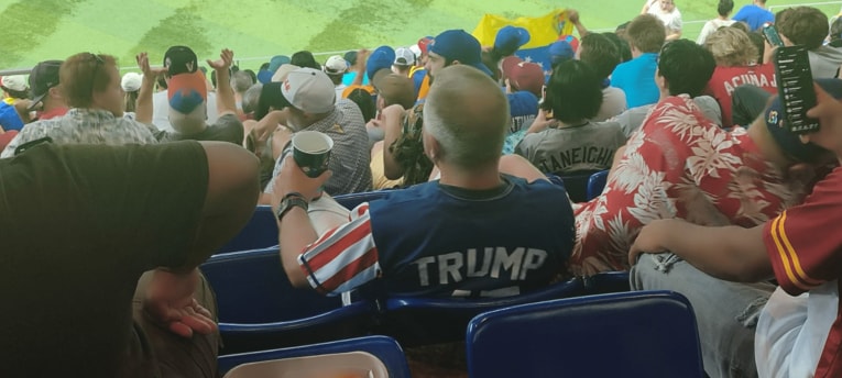 アメリカ対ベネズエラでは、トランプのユニフォームを着たアメリカ人が　©Hiroaki Sawada