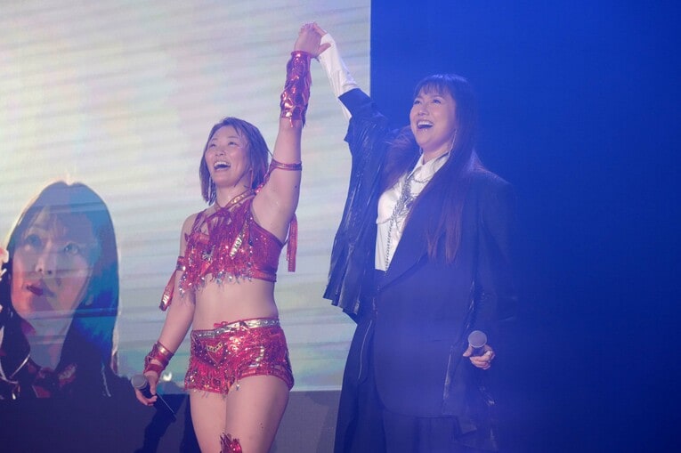 Sareeeの手をあげる島谷ひとみ。3月22日、横浜武道館　©Essei Hara