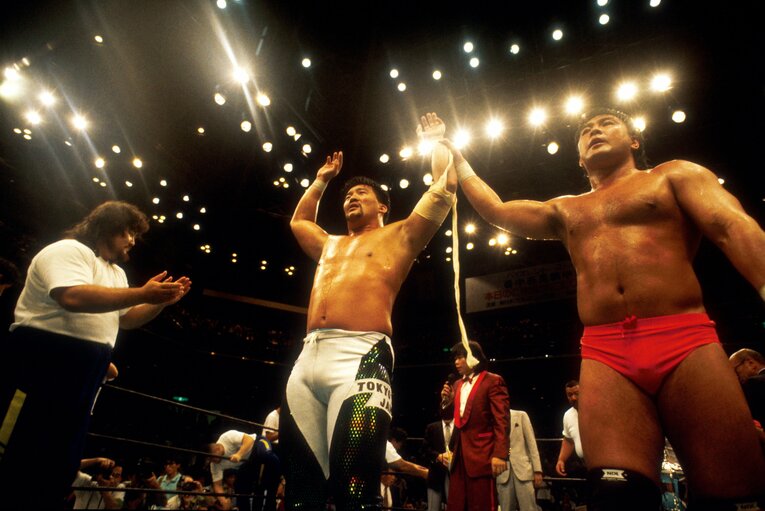 G1で優勝した蝶野を讃える武藤と橋本。1991年8月11日、両国国技館