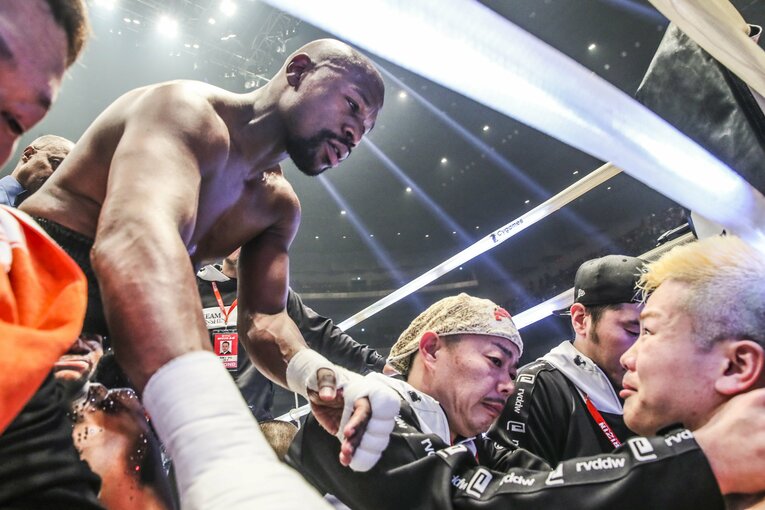 試合後、悔しがる那須川に声をかけるメイウェザー　©RIZIN FF Susumu Nagao