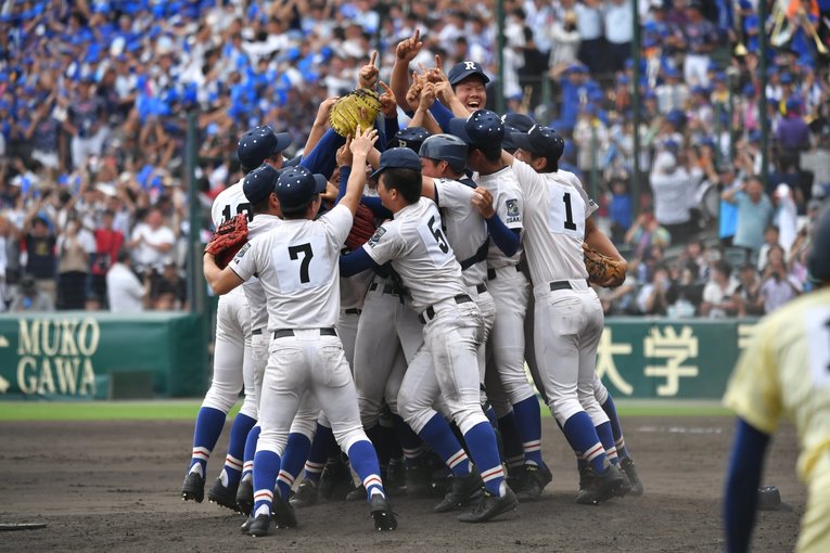甲子園で優勝した際はマウンドに選手が集まって“歓喜の輪”を作るのが恒例となってきた（写真は2019年優勝の履正社）　©Hideki Sugiyama