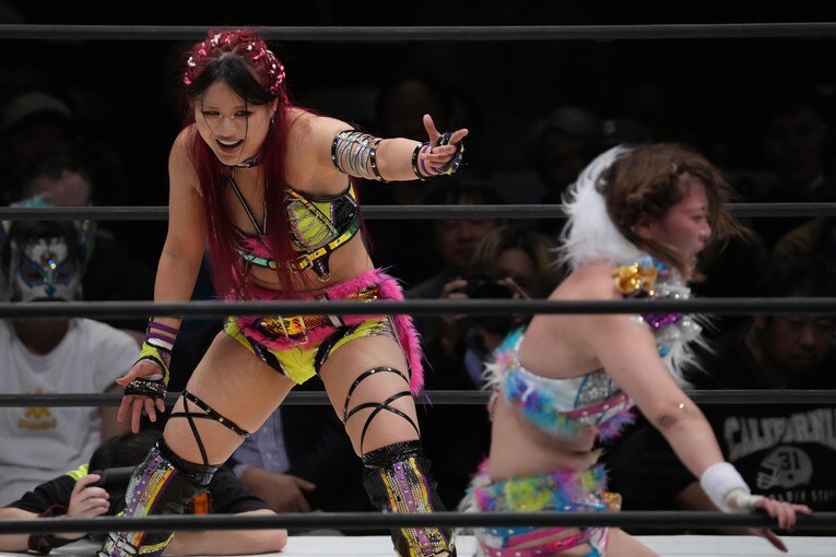 岩谷麻優との再会を楽しんでいるイヨ・スカイ　©Masashi Hara