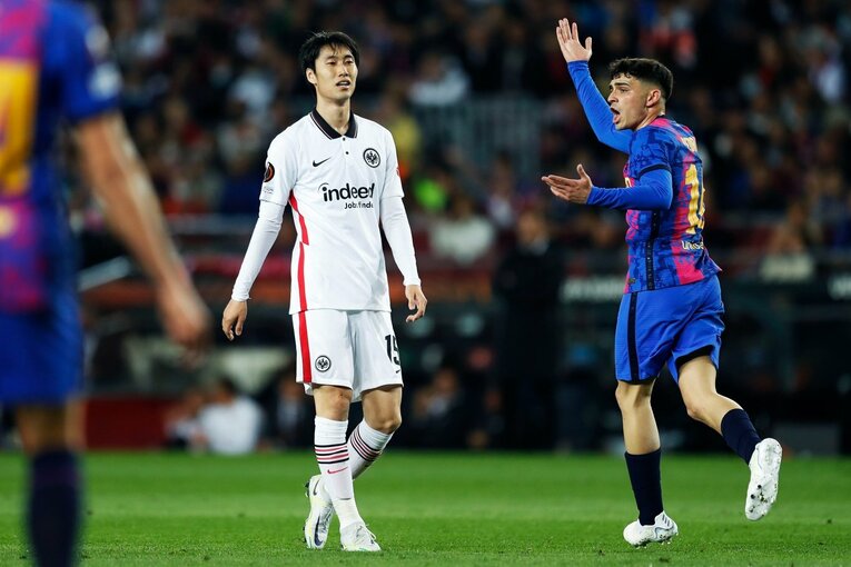 「初めて日本人がバルサのカンプノウで勝利」歴史的瞬間を撮った… 鎌田大地のアシストと献身に感動した理由〈長谷部誠も出場〉(14)