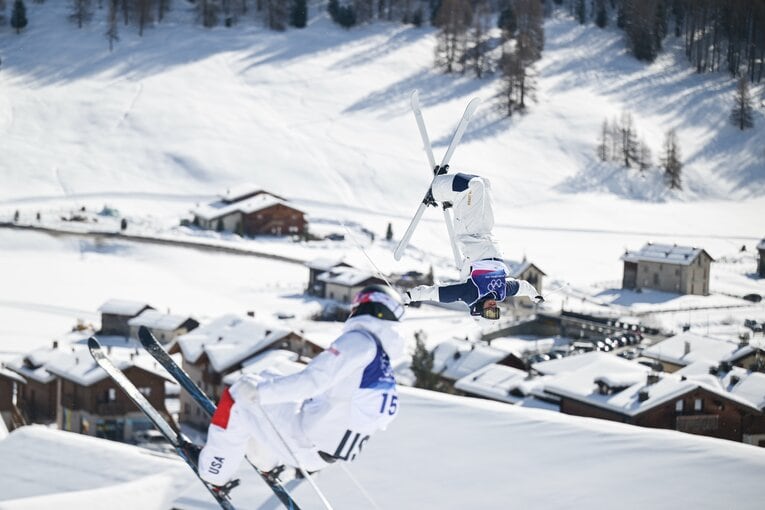 絵のように美しい風景の上を舞う堀島のエア！　©Nanae Suzuki/JMPA