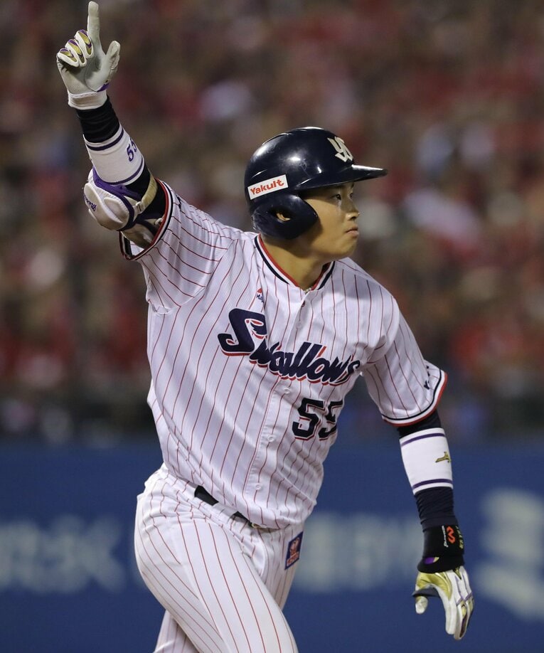写真は2018年9月16日広島戦、プロ1年目村上の初ホームラン。前年のドラフト1位でヤクルトに入団　©Sankei Shimbun