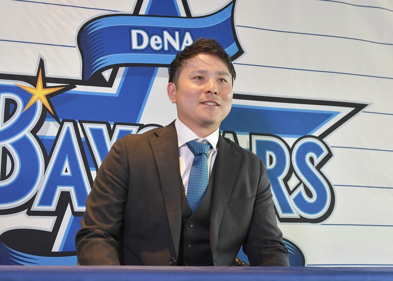 ドラフト9位以下の選手としてセ・リーグで初めて年俸1億円を突破した2021年の契約更改　©JIJI PRESS