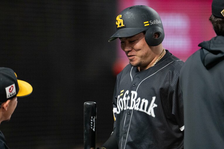 第1打席、三振に倒れた山川だったが、今井との勝負を楽しんだかのように口元をゆるませていた　©Nanae Suzuki