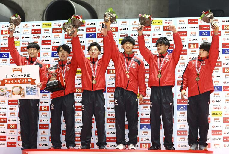 全日本体操団体選手権、男子で優勝した順天堂大学。右から2人目が橋本 ©KYODO