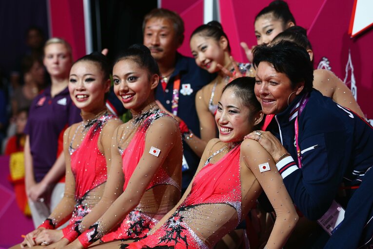 ロンドン五輪の演技を終え、得点を見守る「フェアリージャパン」のメンバー（前列中央がサイード横田さん）　©Getty Images