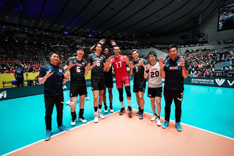 チーム“パンサーズ”で集合写真　©︎FIVB