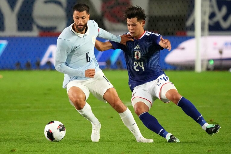 ベンタンクールと佐野海舟のマッチアップ（写真は右に続きます）　©Getty Images