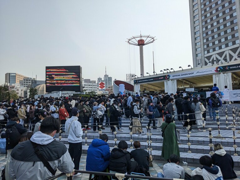 東京ドームも公式グッズ売り場の周辺は人・人・人　©Aki