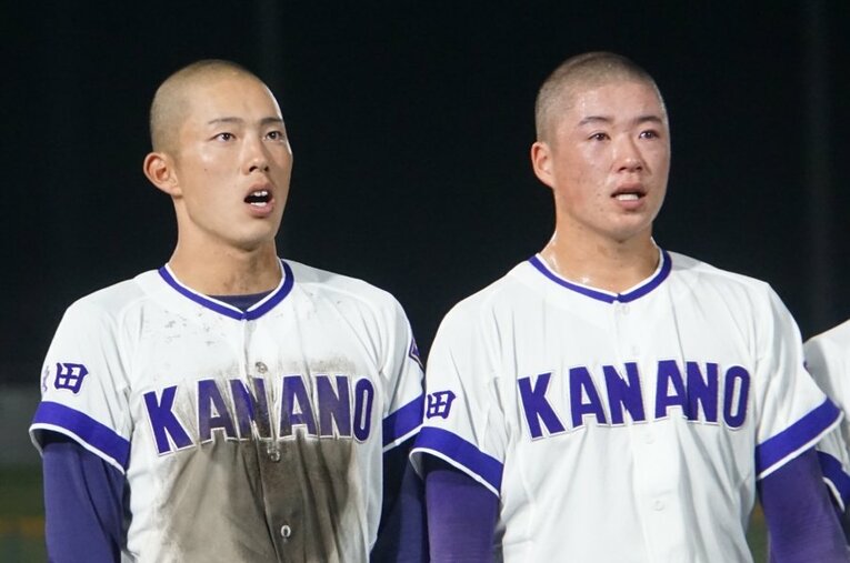 金足農業のキャプテン・高橋佳佑（左）とエース・吉田大輝 ／ photograph by Kei Nakamura