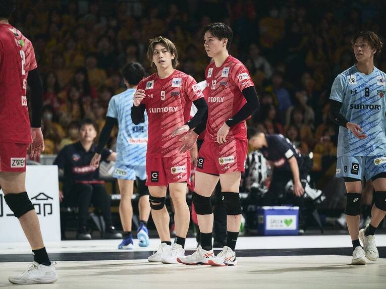 大宅真樹、高橋藍（サントリーサンバーズ大阪）　©︎Yuki Suenaga