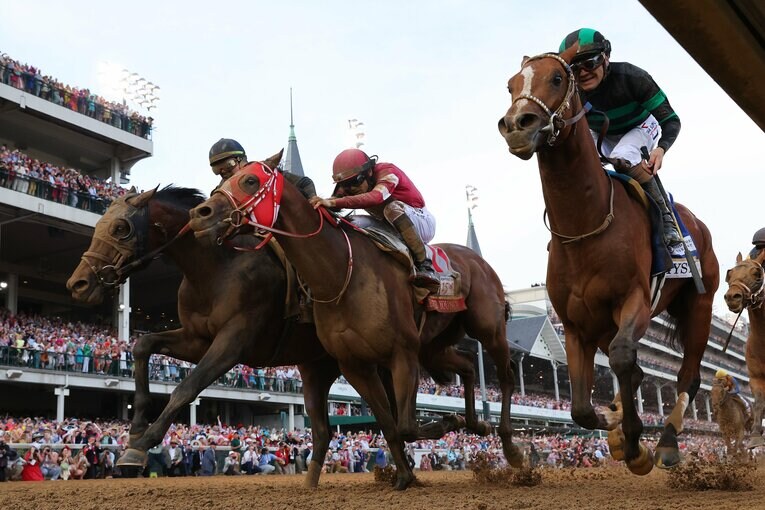フォーエバーヤング（写真中央）は直線で壮絶な叩き合いを演じ、僅差の3着に敗れた　©Getty Images