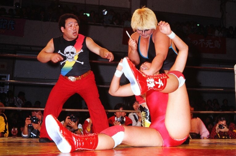 プロモーター、レフェリーとして全日本女子プロレスに携わった阿部四郎が当時を語る ／ photograph by AFLO