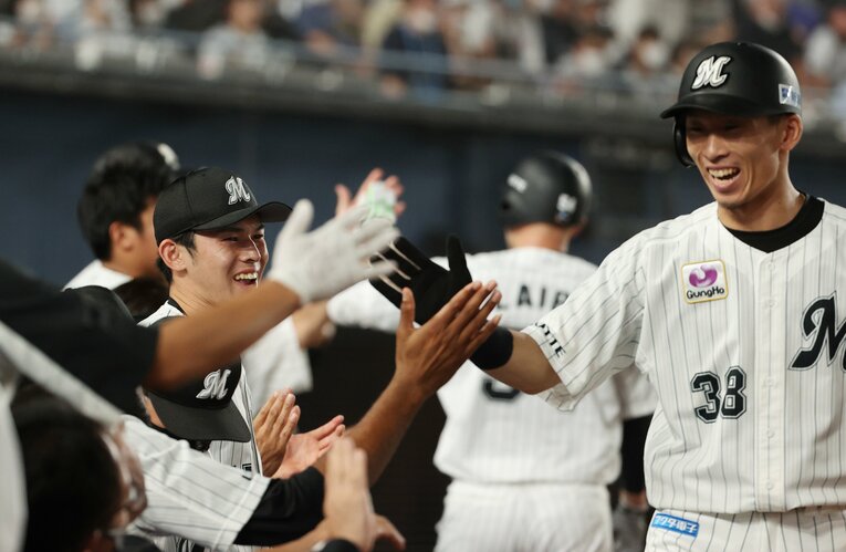 生還した高部とハイタッチを交わす佐々木朗希　©︎JIJI PRESS