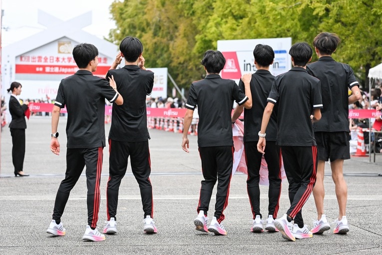 アンカー平林を待ち受ける國學院大チーム　©Nanae Suzuki