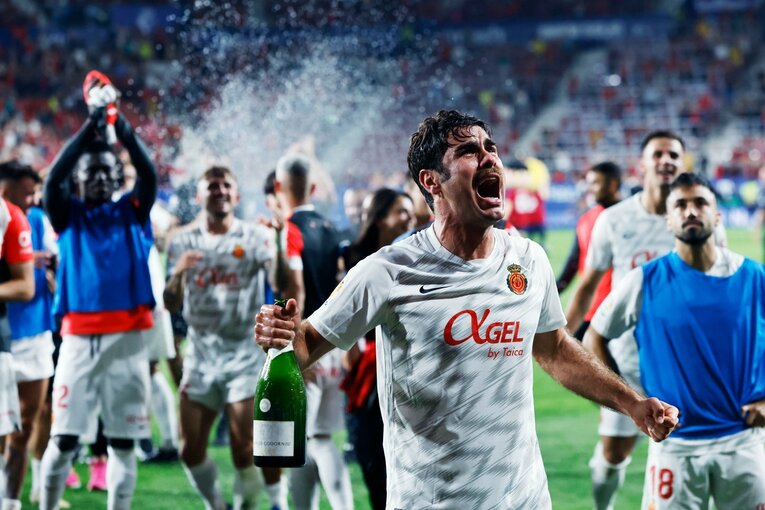 久保建英がGK姿？奇跡の残留に歓喜、“ズボンを抜いだお宝写真”も… 「苦しんだタケのリーガ3年目」をカメラマン視点で振り返る(31)