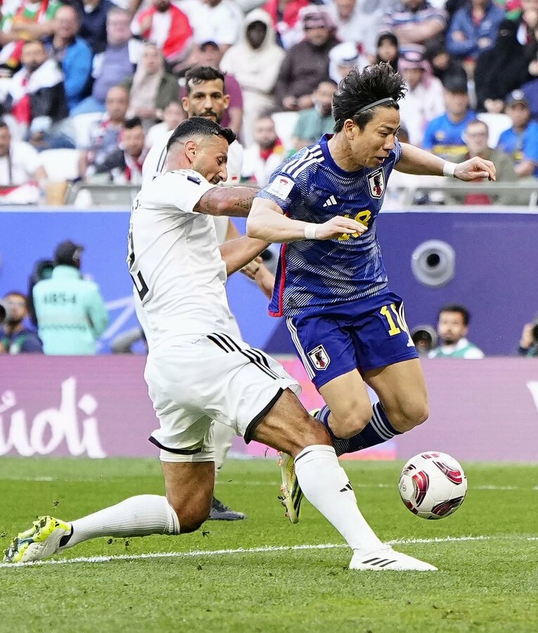 後半11分、浅野拓磨がペナルティーエリア内で倒された場面【1枚目／全2枚】。VARでPKは取り消しに　©KYODO