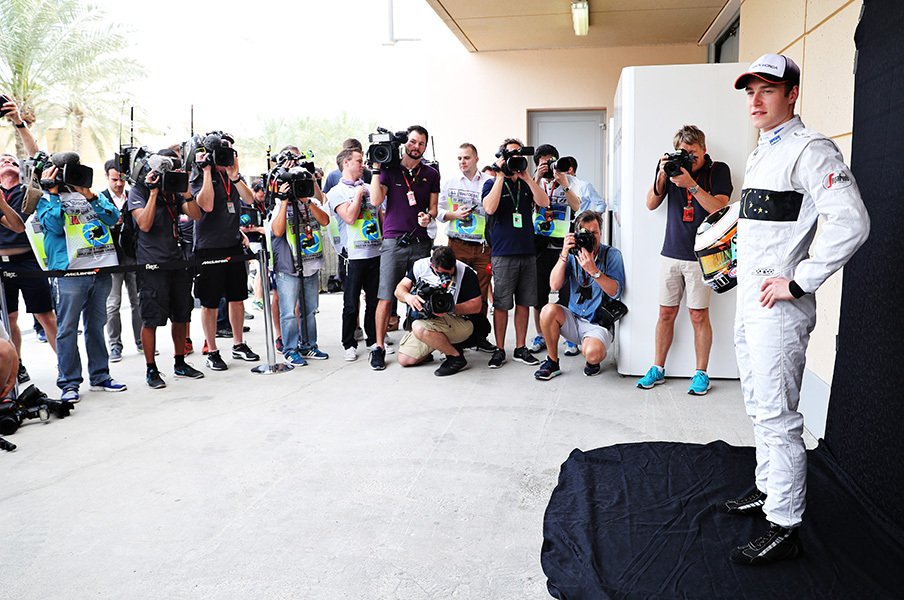 欠場のアロンソが献身的なサポート。F1デビュードライバー入賞の裏側。<Number Web> photograph by Getty Images