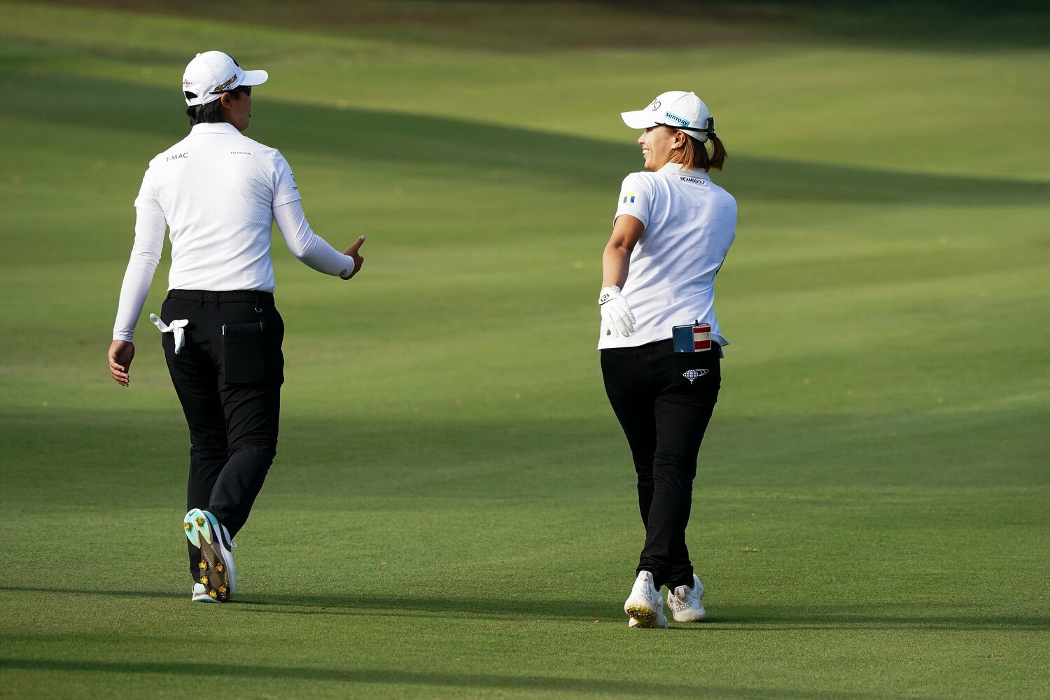 第2打地点まで歩く道中も、楽しそうに話していた渋野と笹生　©︎Shizuka Minami